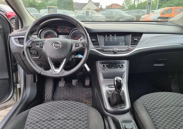 Opel Astra cena 42000 przebieg: 172000, rok produkcji 2018 z Dzierżoniów małe 67